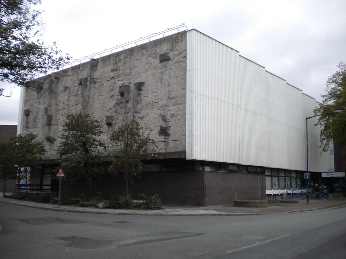Sale Leisure Centre, Broad Road